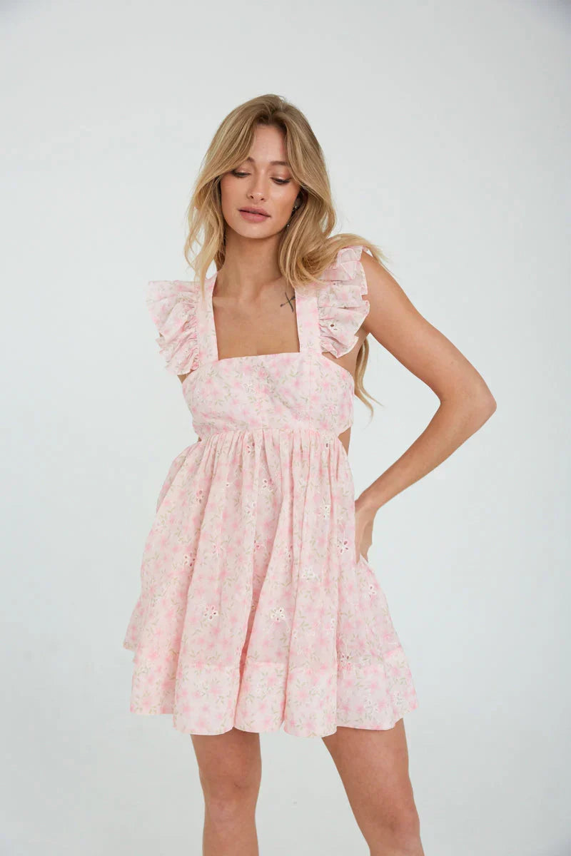 Mini-robe babydoll Cara à œillets fleuris et manches papillon