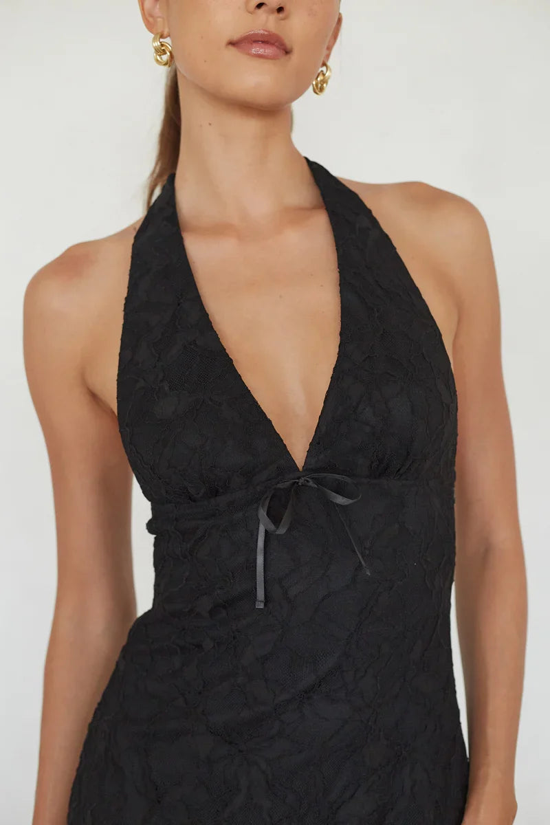 Mini-robe fleurie à volants et dos nu en dentelle