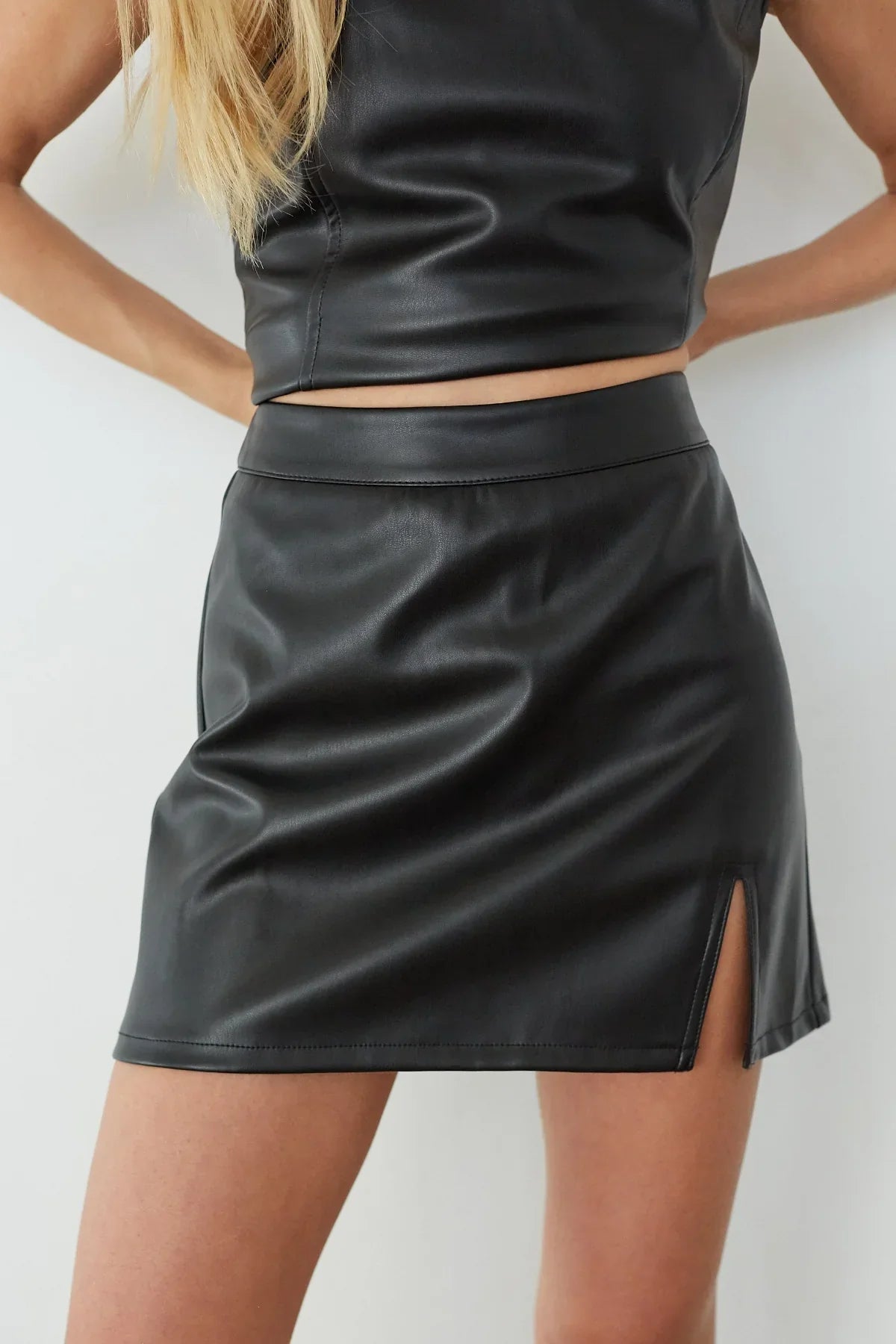 Jupe-short en similicuir Yara