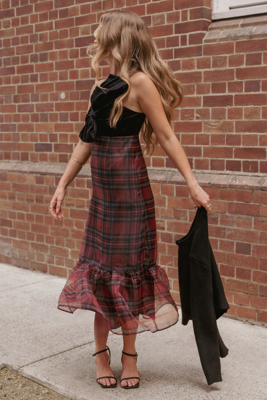 Robe midi Amelie asymétrique à carreaux écossais rouges avec buste ajusté