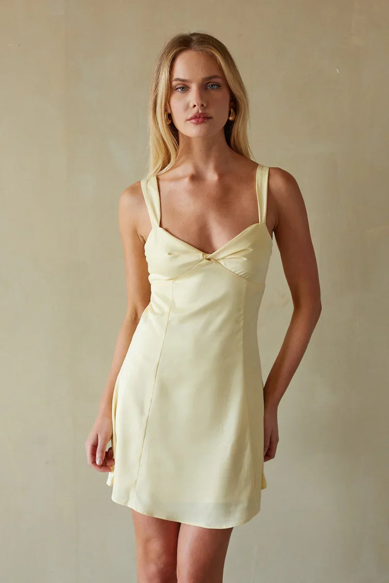 Mini-robe Lizzy à torsion sur le devant et nouée dans le dos