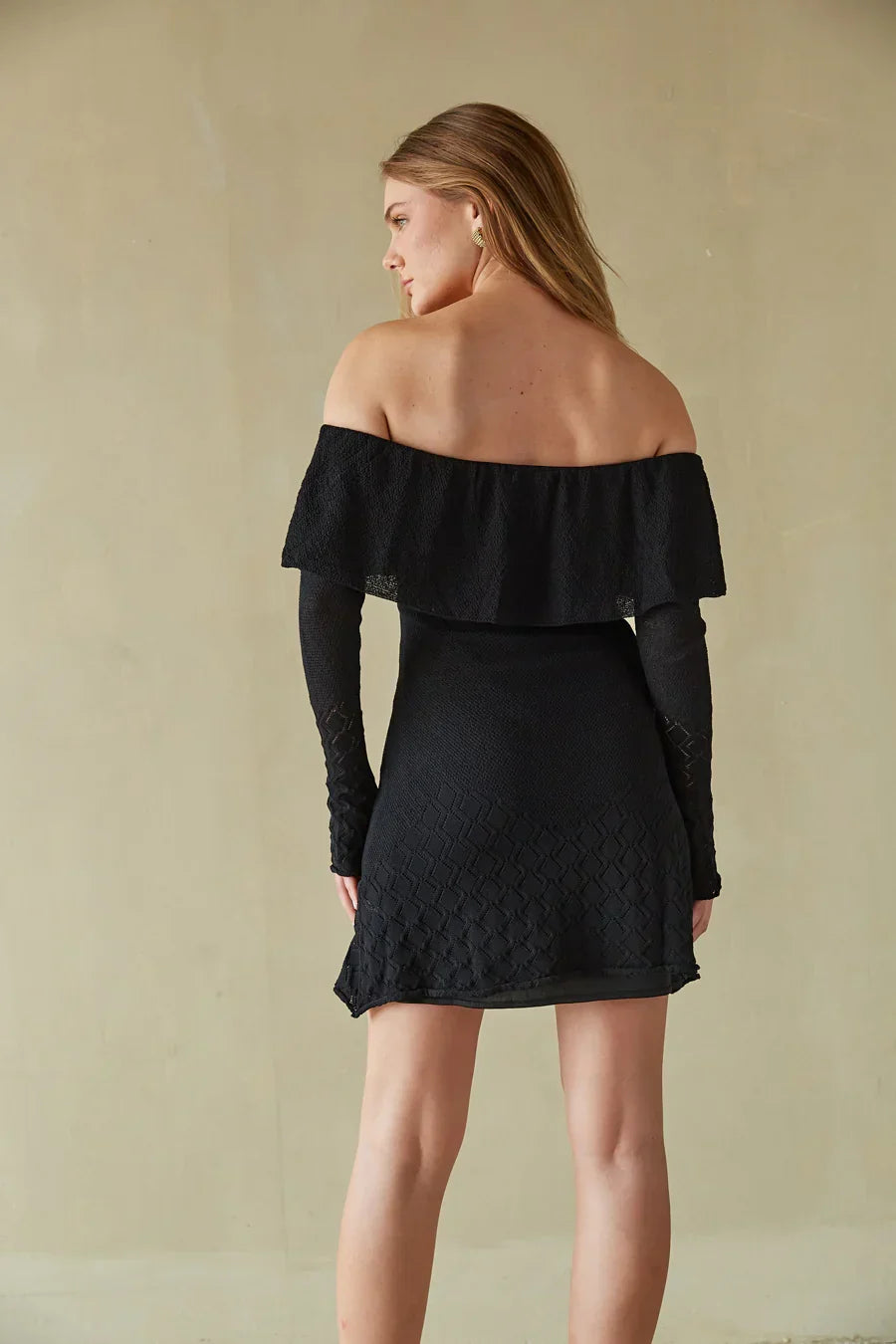 Robe pull courte à volants Julia avec épaules dénudées