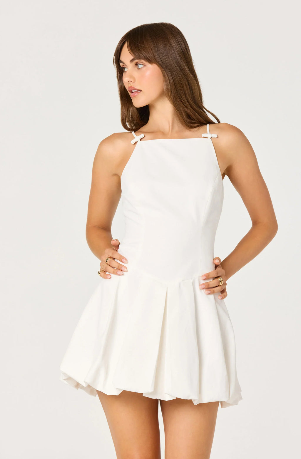 Robe Tionna courte à col tablier, ornée d'un nœud et à la coupe "bubble"