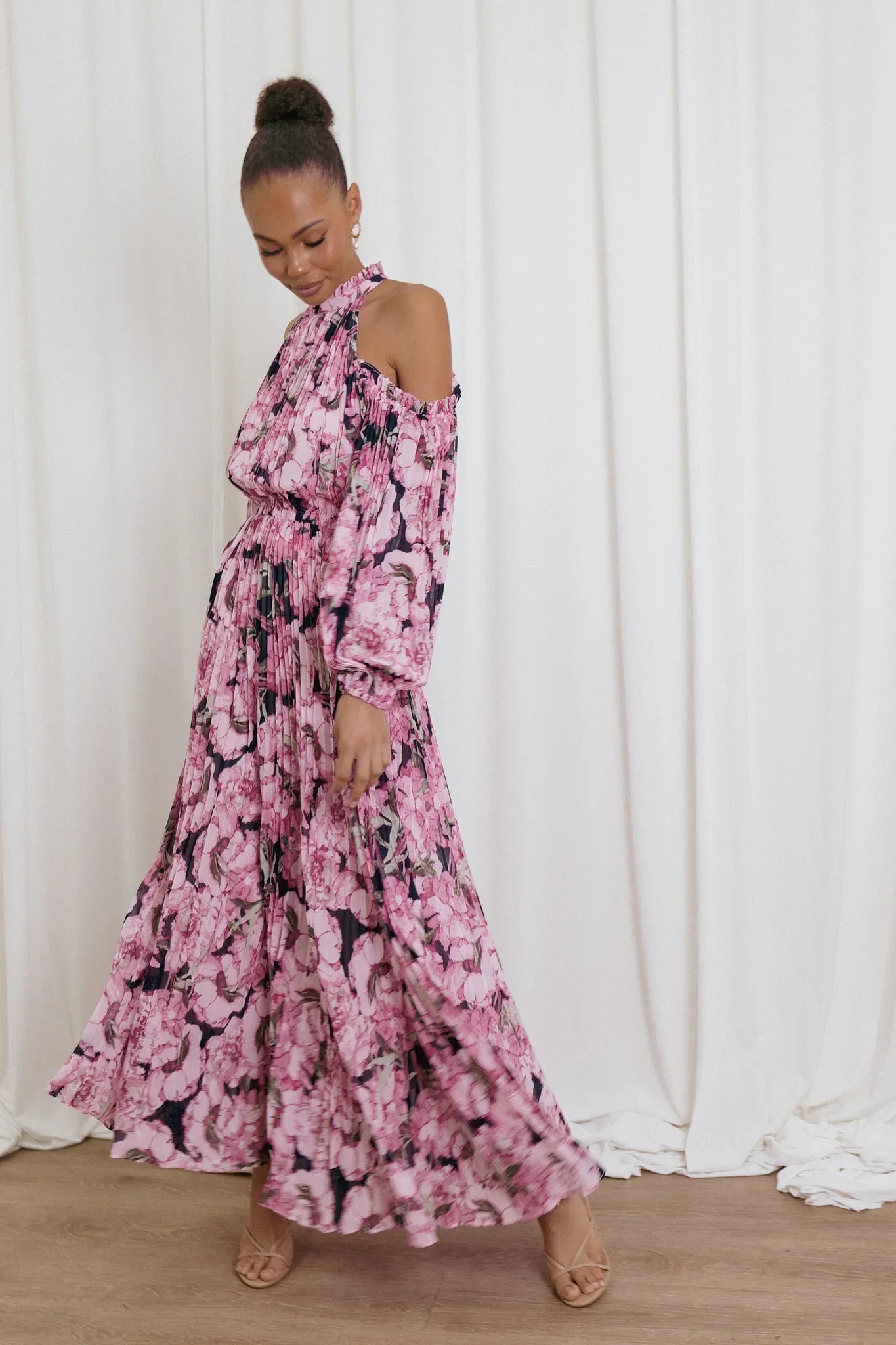 Robe longue plissée Hilary – Imprimé fleuri rose