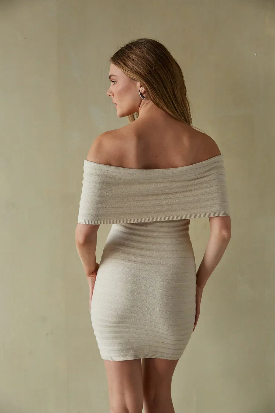 Mini-robe moulante à épaules dénudées Stassi