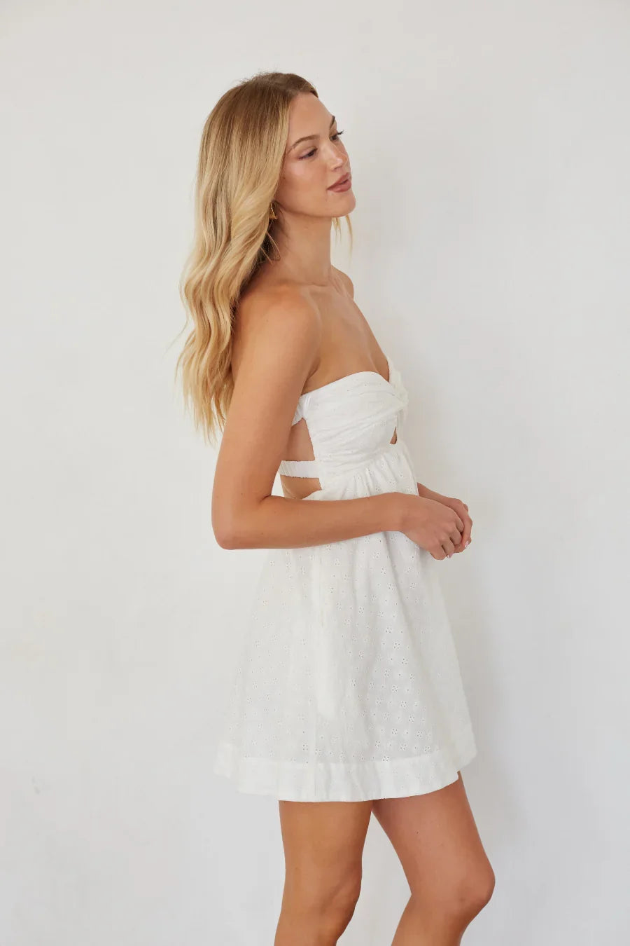 Mini-robe Mairella avec œillets et torsade sur le devant