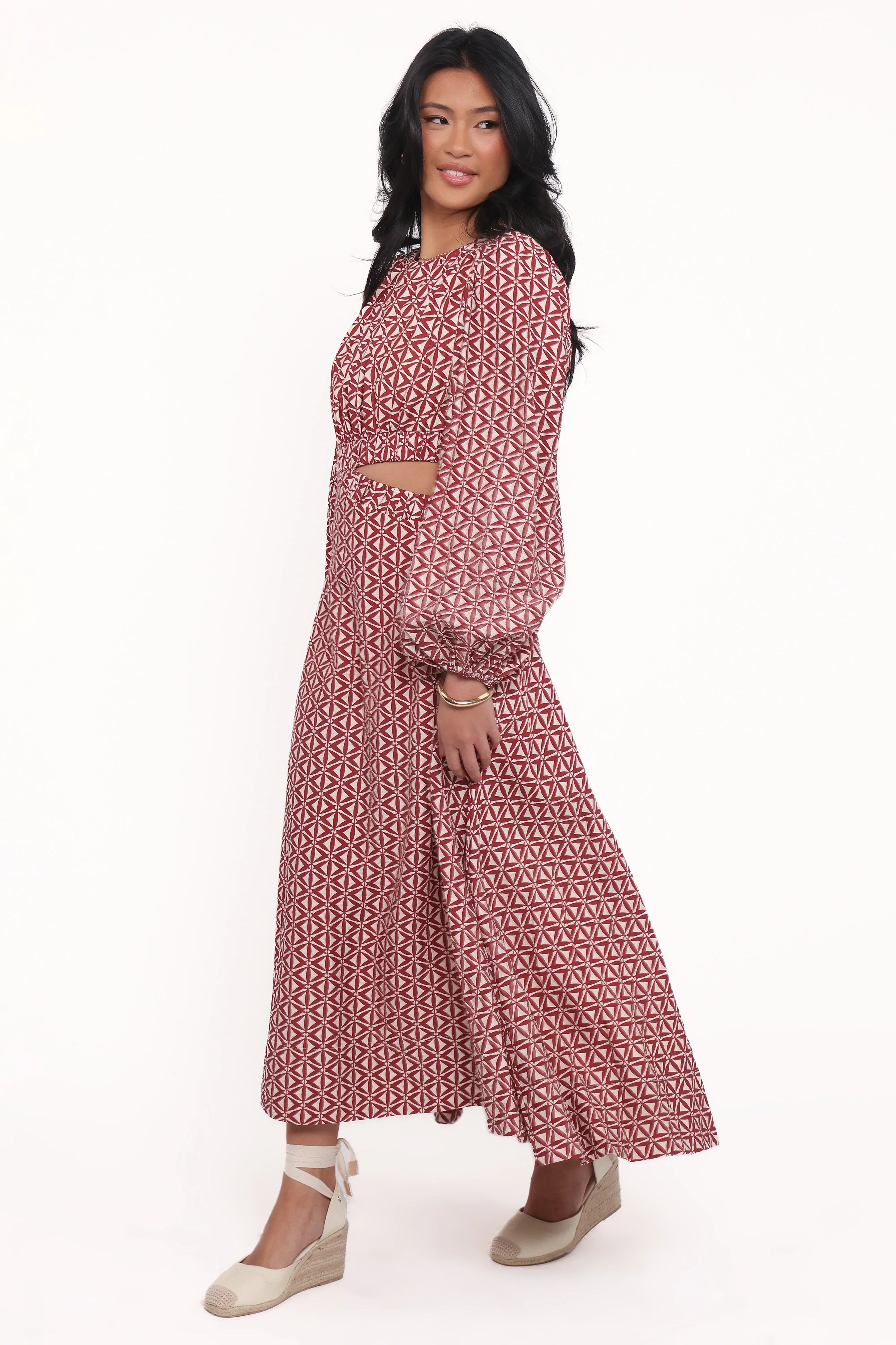 Robe midi Ginnee à manches bouffantes et découpes – Motif géométrique marron