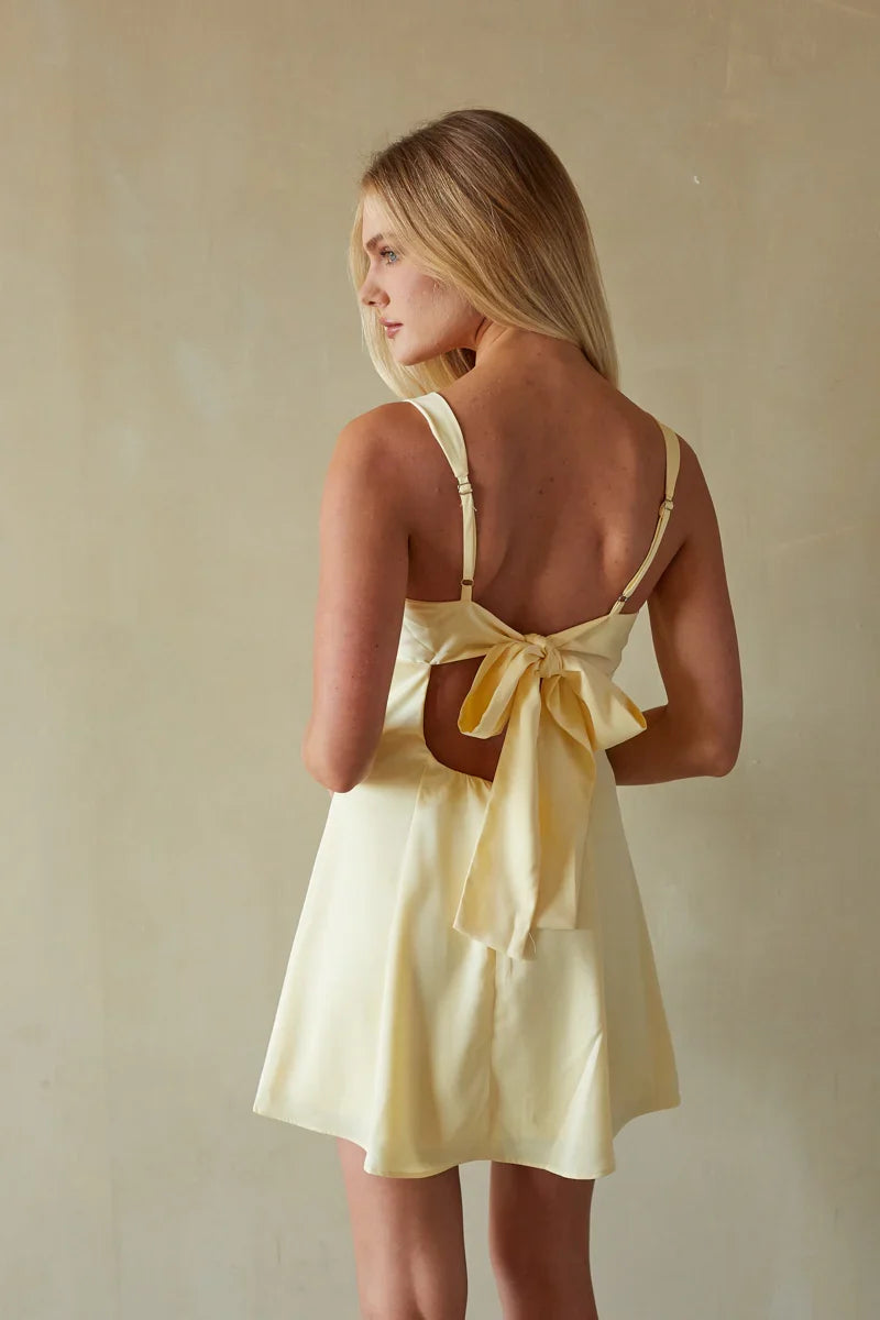 Mini-robe Lizzy à torsion sur le devant et nouée dans le dos