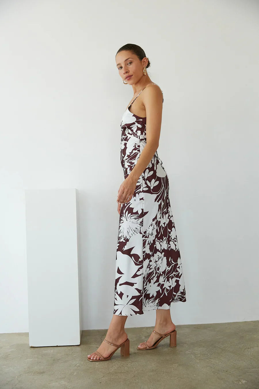 Robe longue en satin à imprimé fleuri Leyla