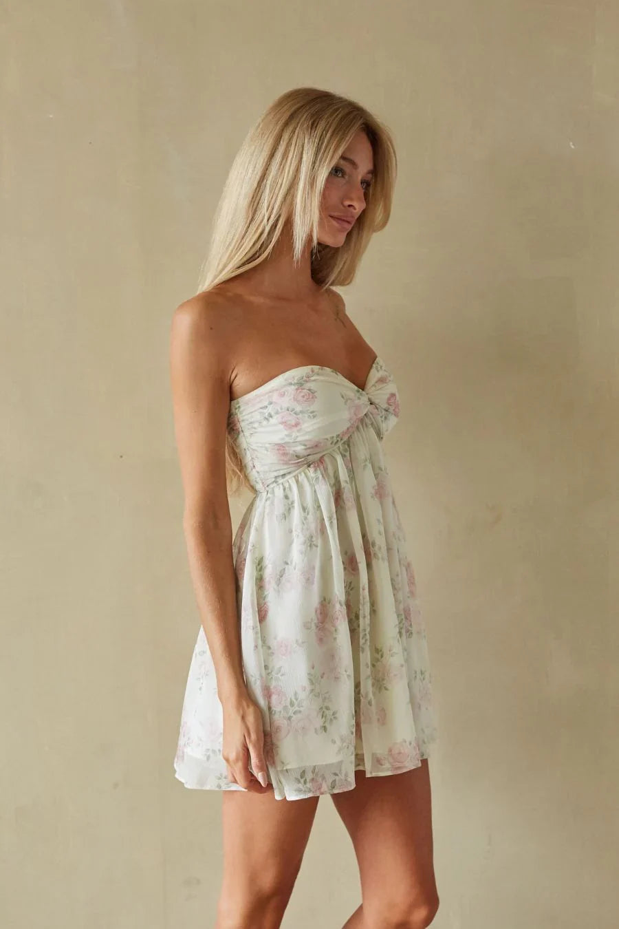 Mini-robe fleurie à torsade Rose