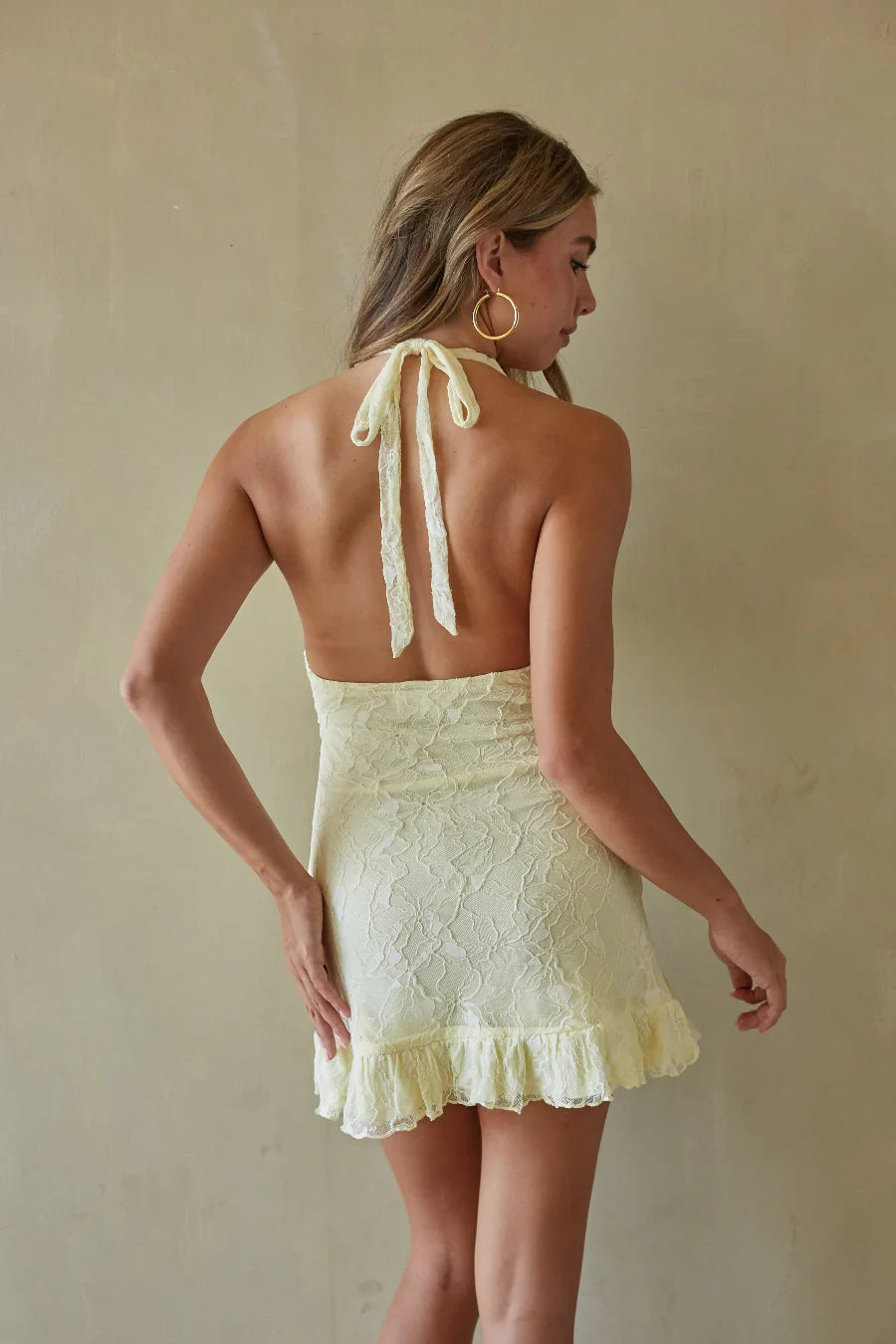 Mini-robe fleurie à volants et dos nu en dentelle