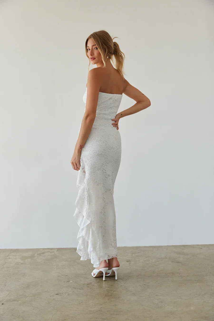 Robe longue volantée en dentelle Vivienne