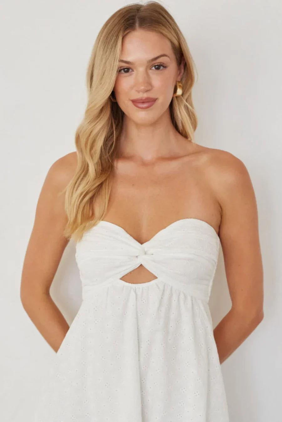 Mini-robe Mairella avec œillets et torsade sur le devant