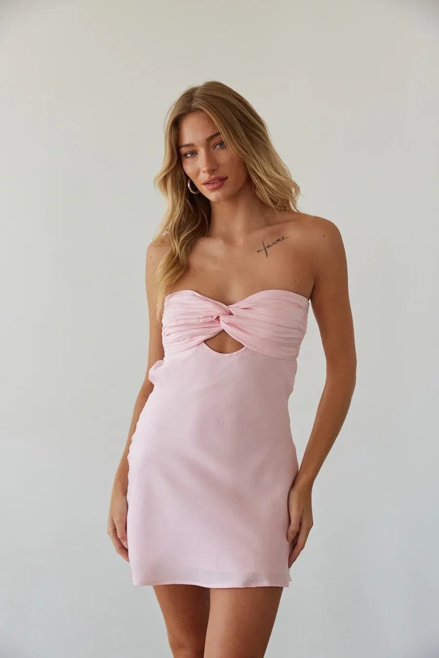 Mini-robe Kiara dos nu avec ouverture en goutte d'eau