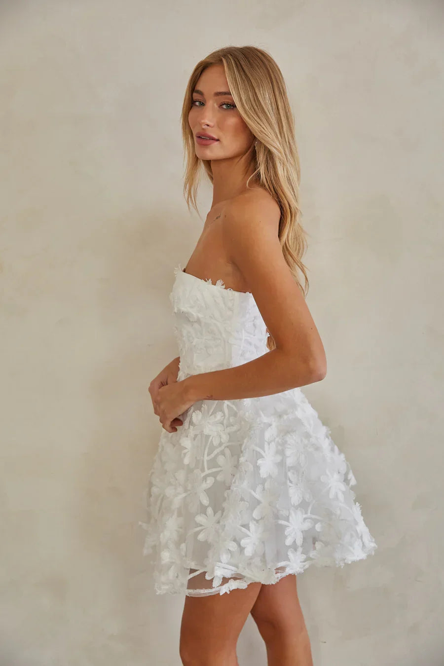 Robe Babydoll Évangéline à Appliqués Floraux