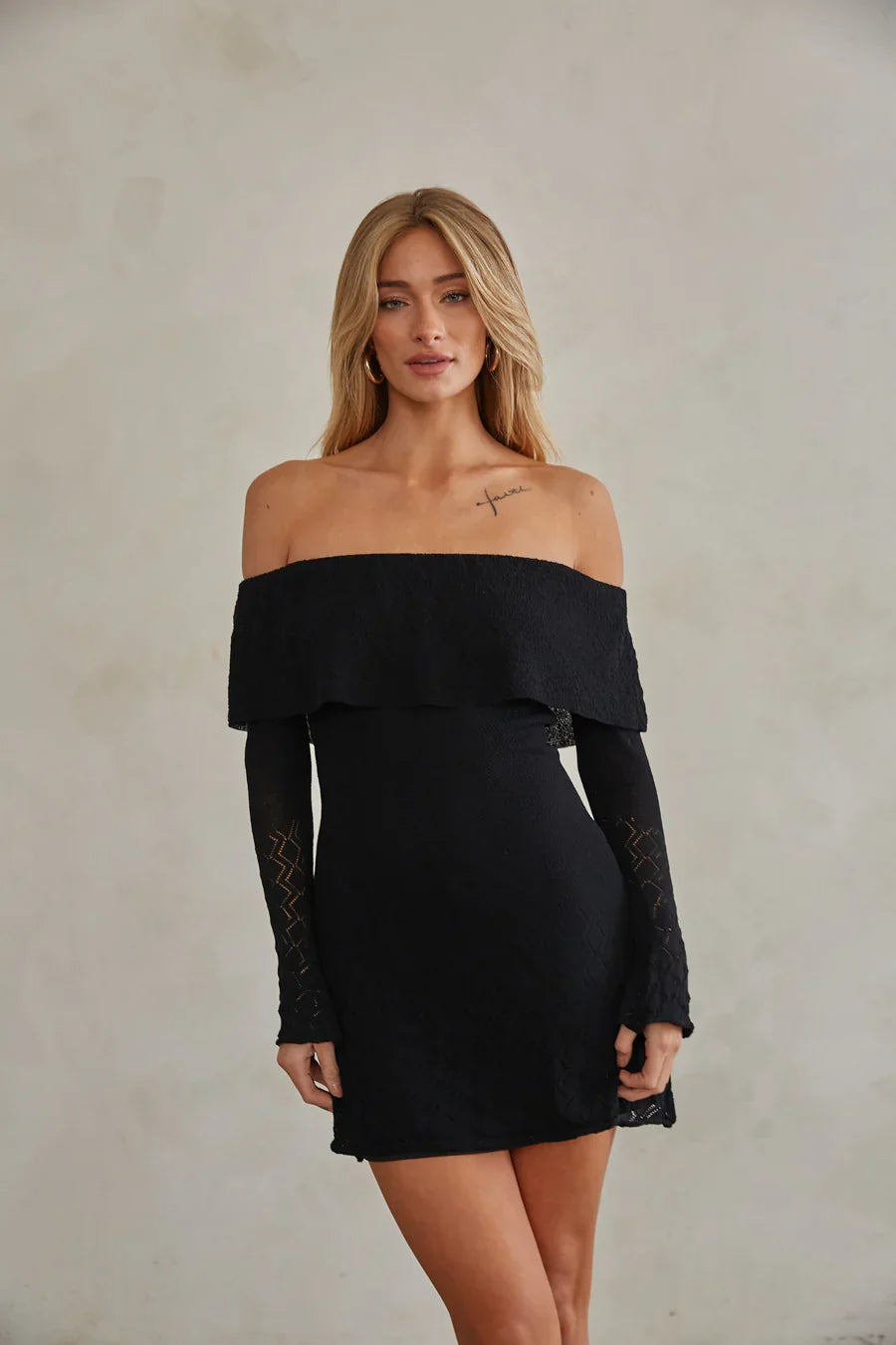 Robe pull courte à volants Julia avec épaules dénudées