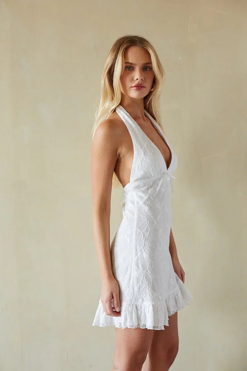 Mini-robe fleurie à volants et dos nu en dentelle