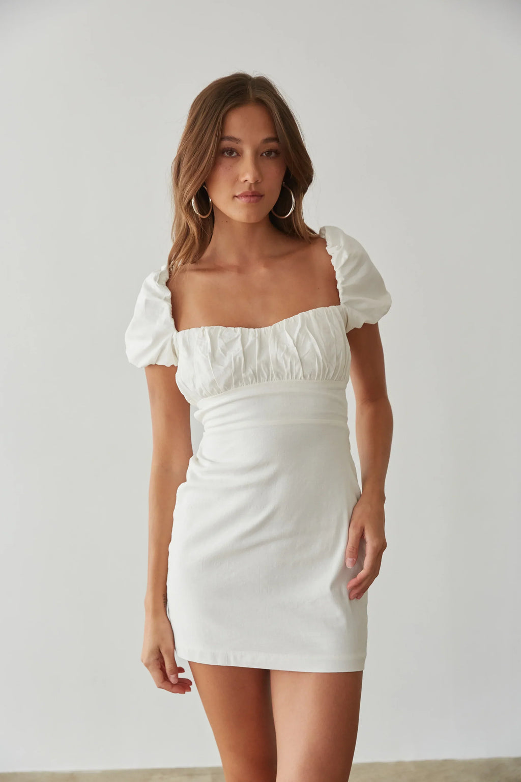 Mini-robe Emma à manches bouffantes et dos ouvert