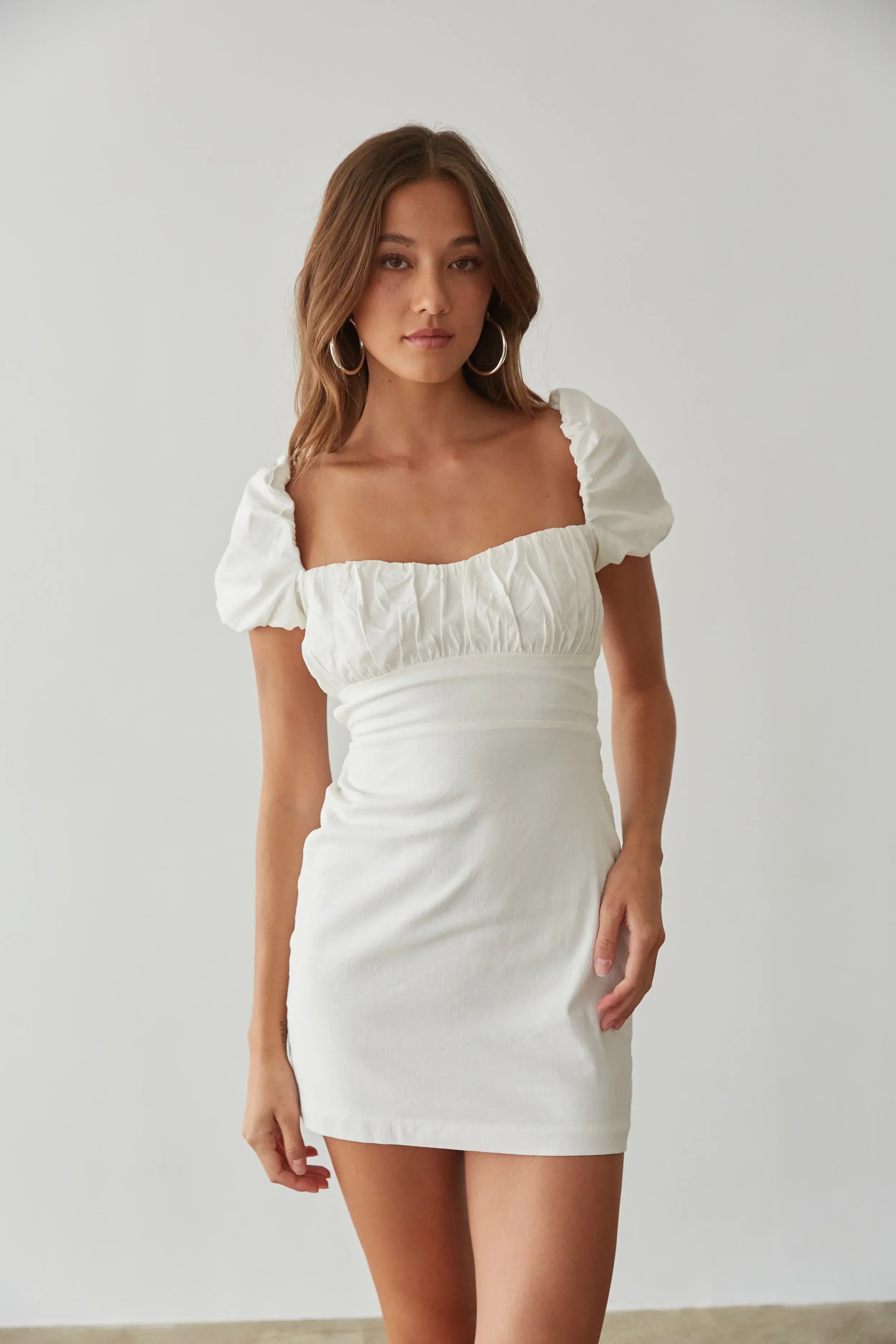Mini-robe Emma à manches bouffantes et dos ouvert