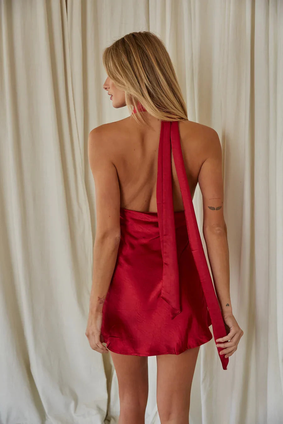 Mini-robe en satin Ember à encolure américaine
