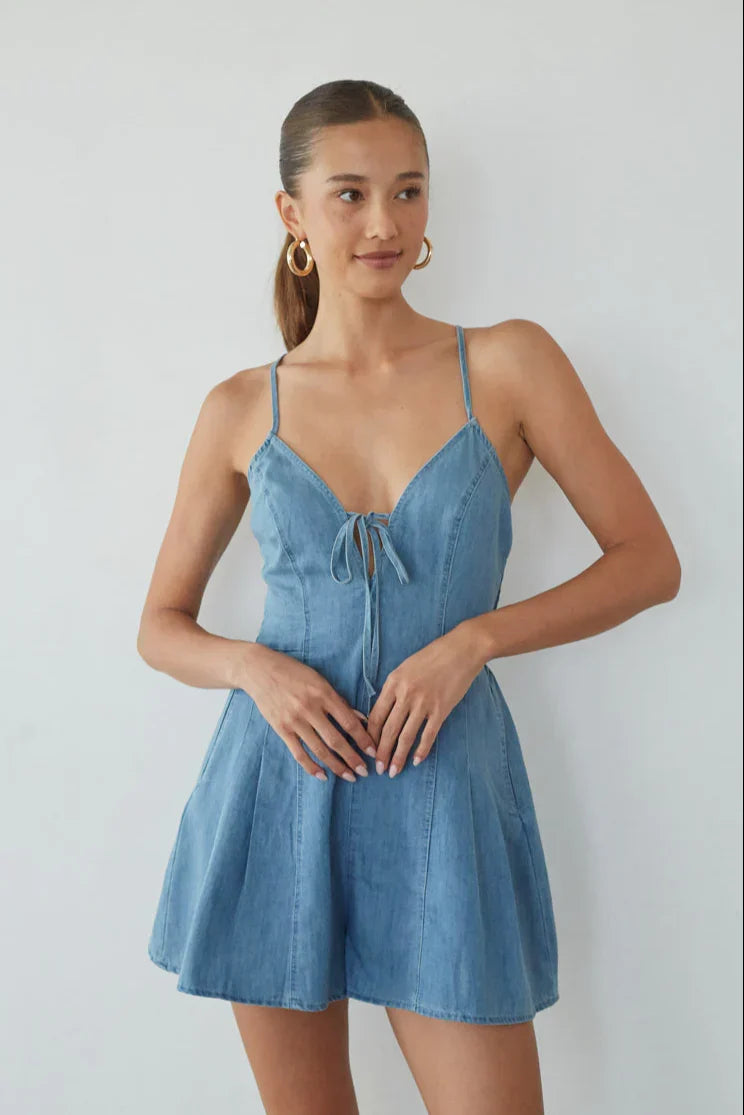 Combishort en jean Bea avec liens à nouer sur le devant