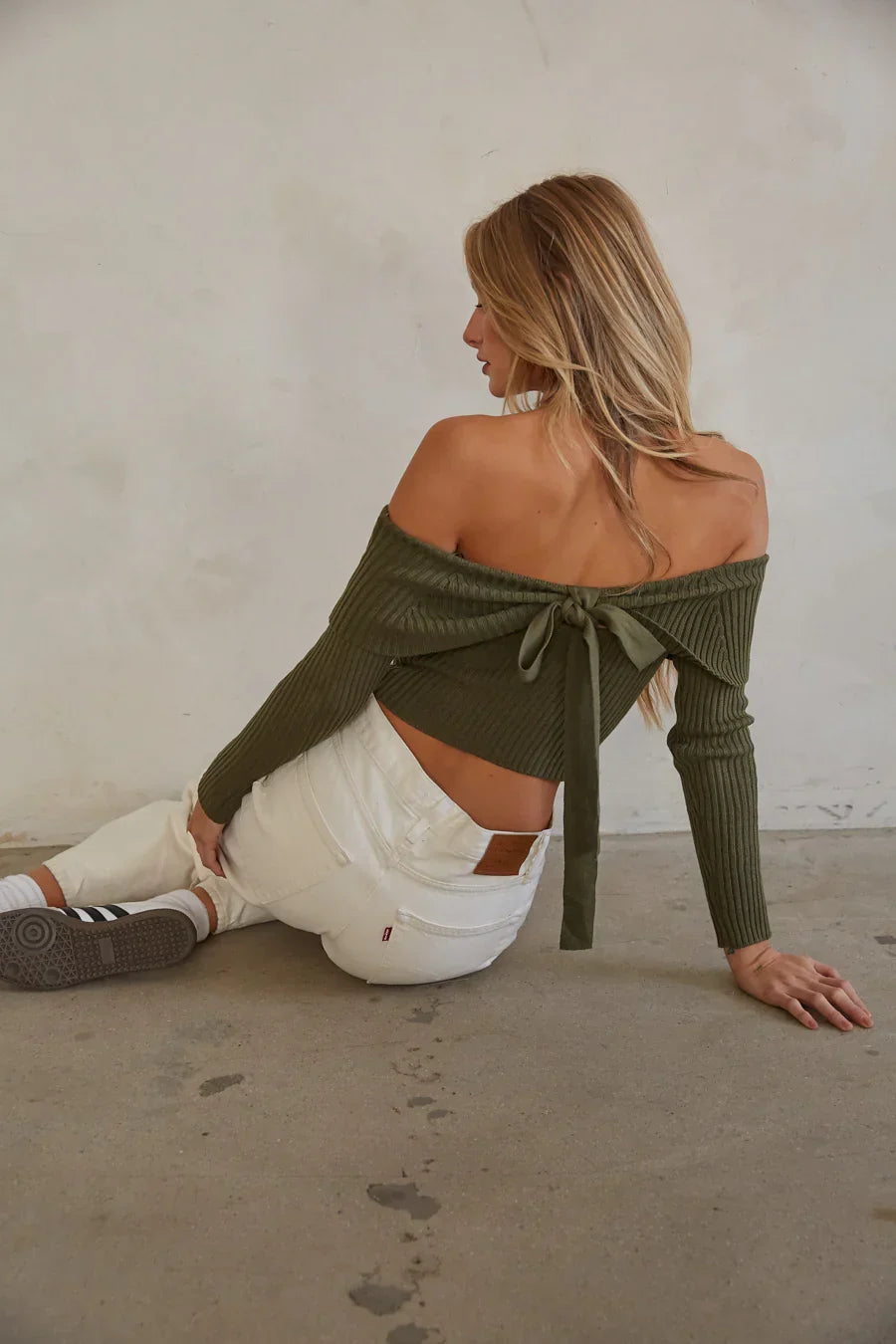 Pull Kara épaules dénudées avec nœud au dos