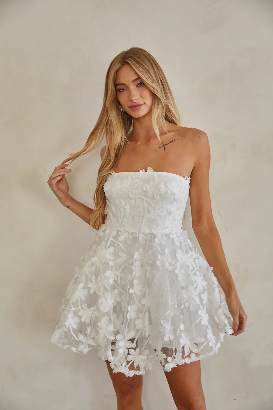 Robe Babydoll Évangéline à Appliqués Floraux