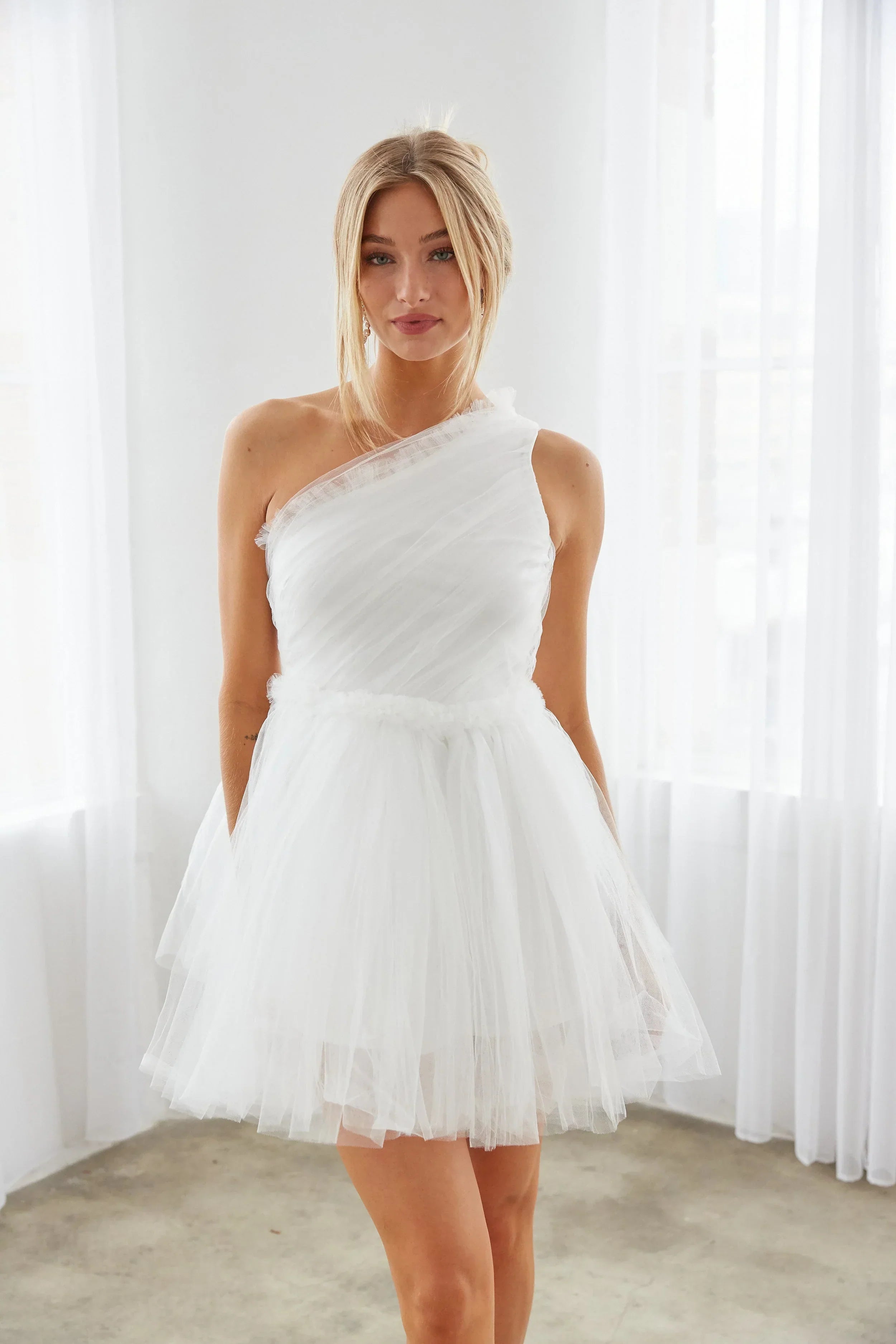 Mini-robe babydoll en tulle à une épaule Azalea