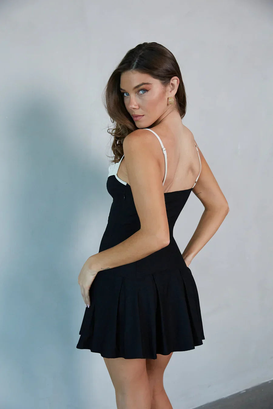 Robe Courte Plissée Coquette Claire Contrastée