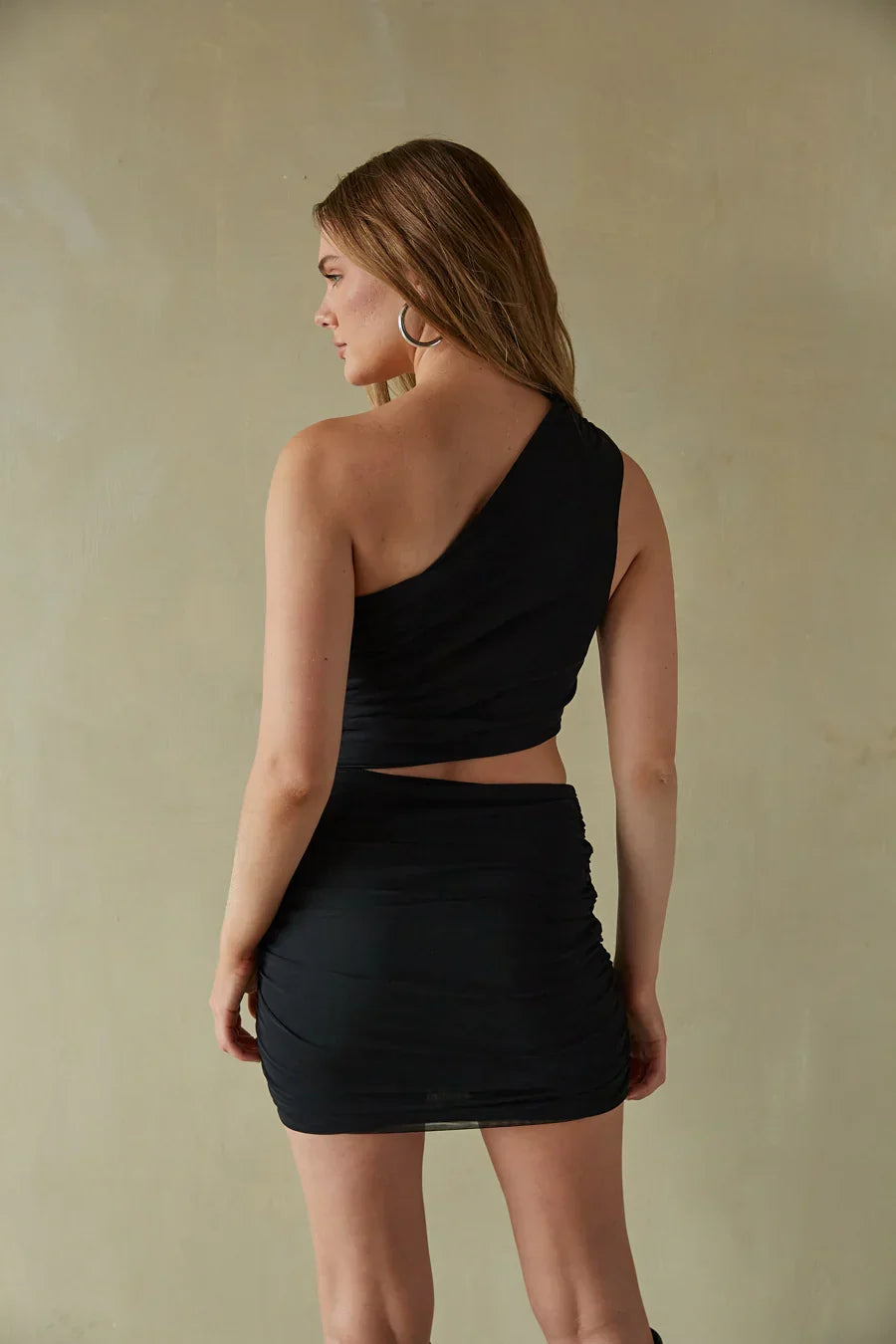 Robe courte Gloria asymétrique avec découpes en maille