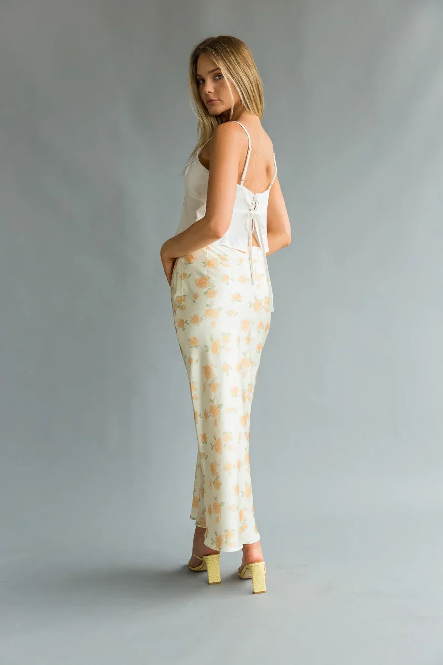 Jupe longue en satin fleuri Issa