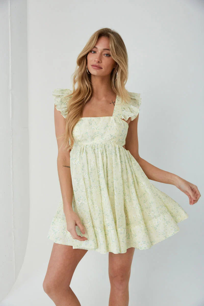 Mini-robe babydoll Cara à œillets fleuris et manches papillon