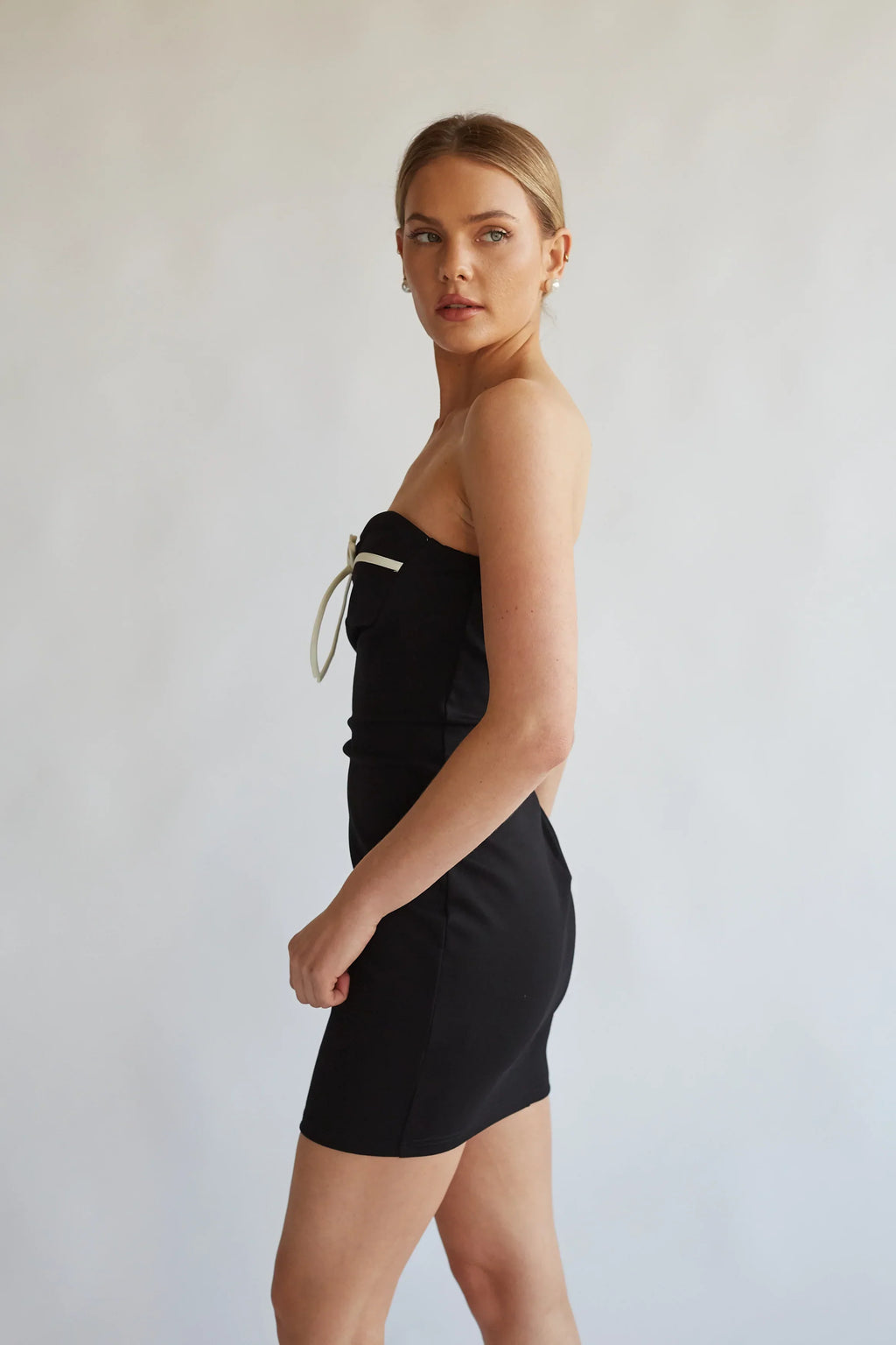 Robe bustier courte et moulante Eloise à nœud