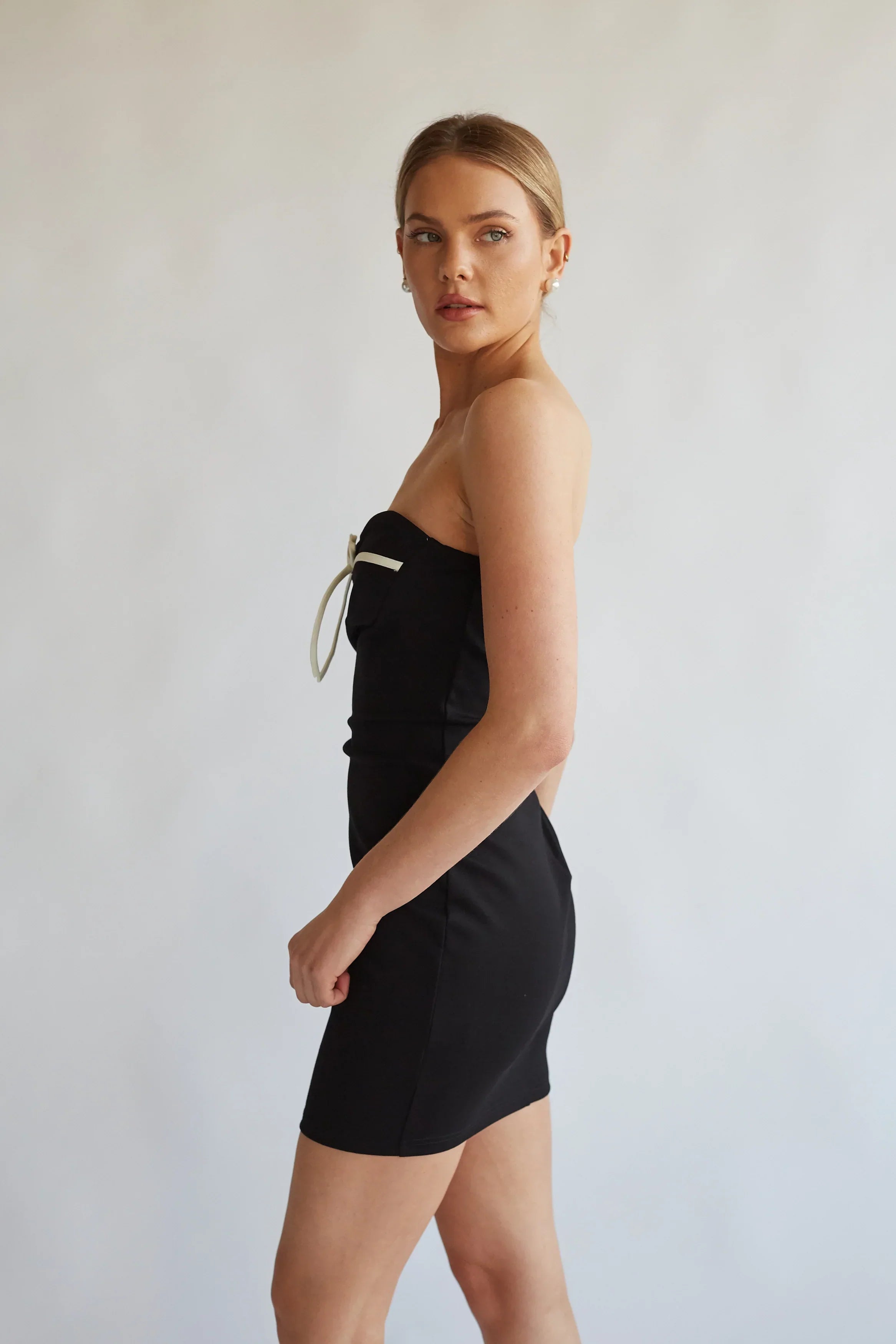 Robe bustier courte et moulante Eloise à nœud