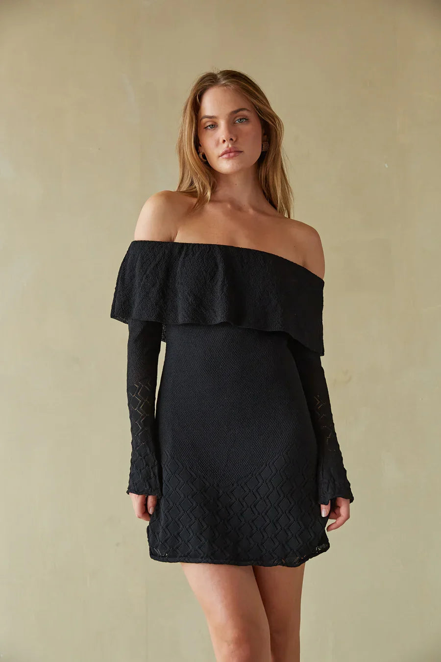 Robe pull courte à volants Julia avec épaules dénudées