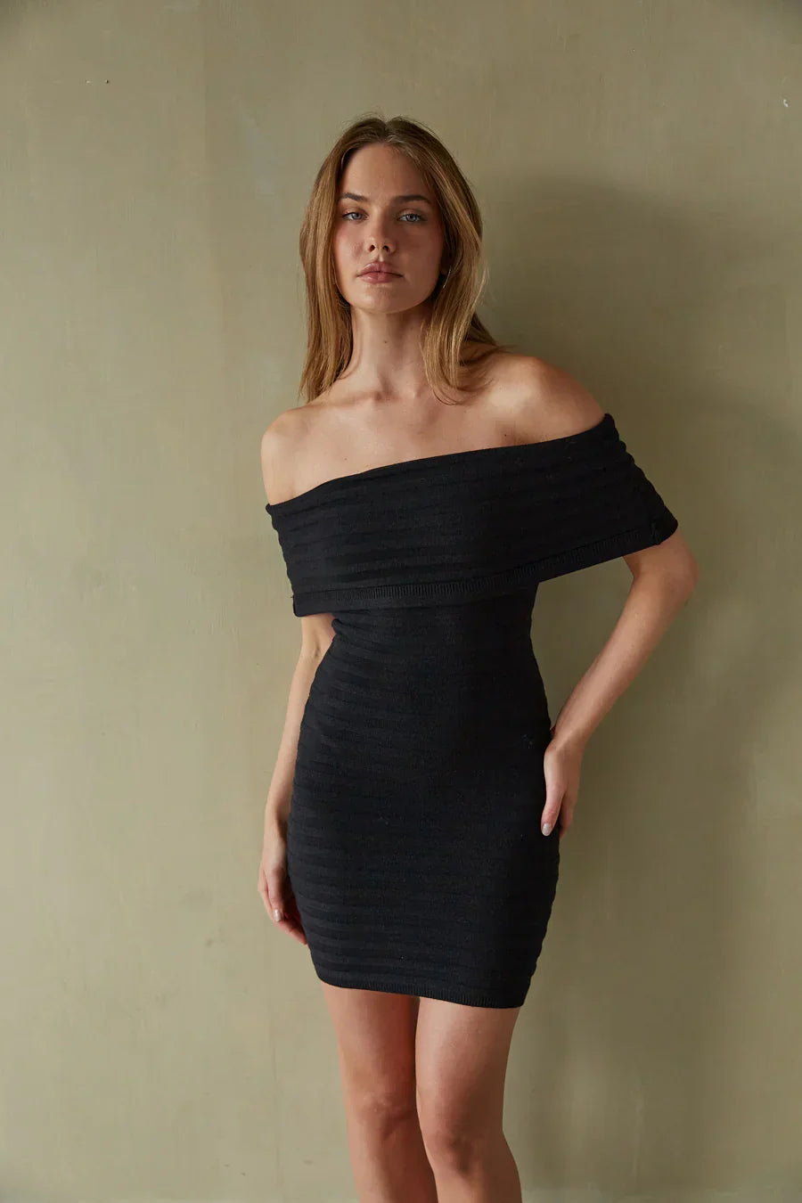 Mini-robe moulante à épaules dénudées Stassi