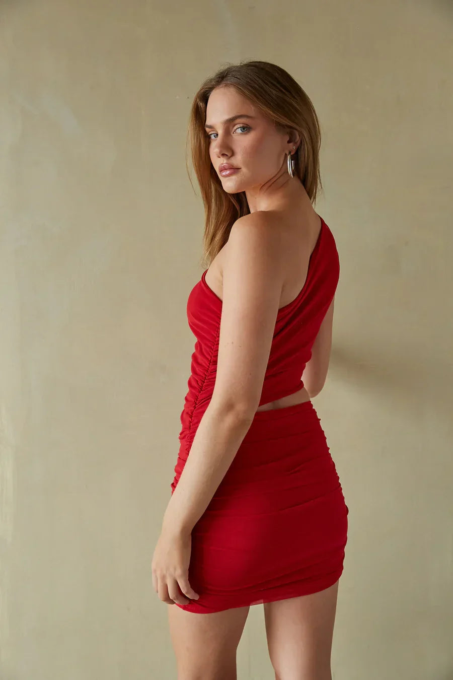 Robe courte Gloria asymétrique avec découpes en maille