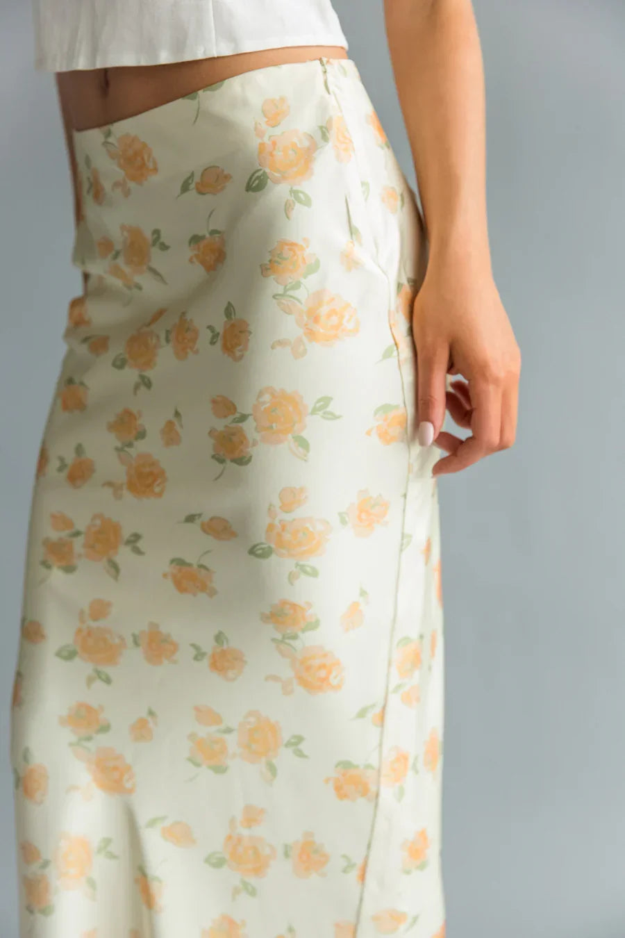 Jupe longue en satin fleuri Issa