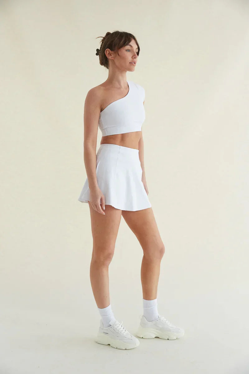 Mini-jupe de tennis évasée et lissante Avery en blanc