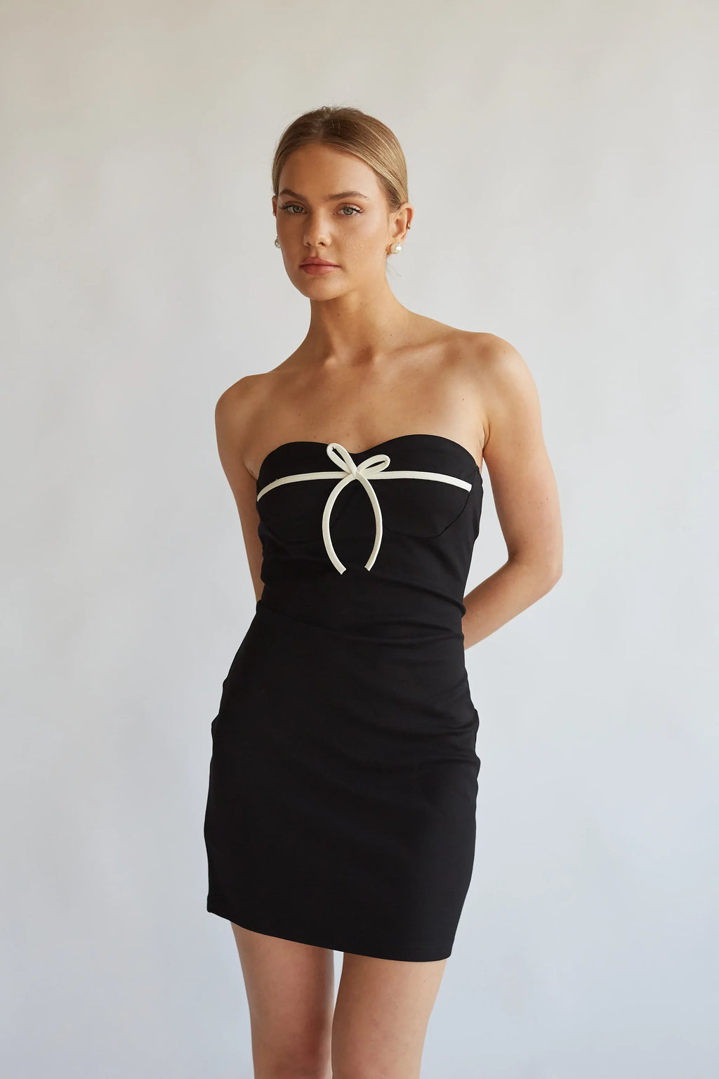 Robe bustier courte et moulante Eloise à nœud