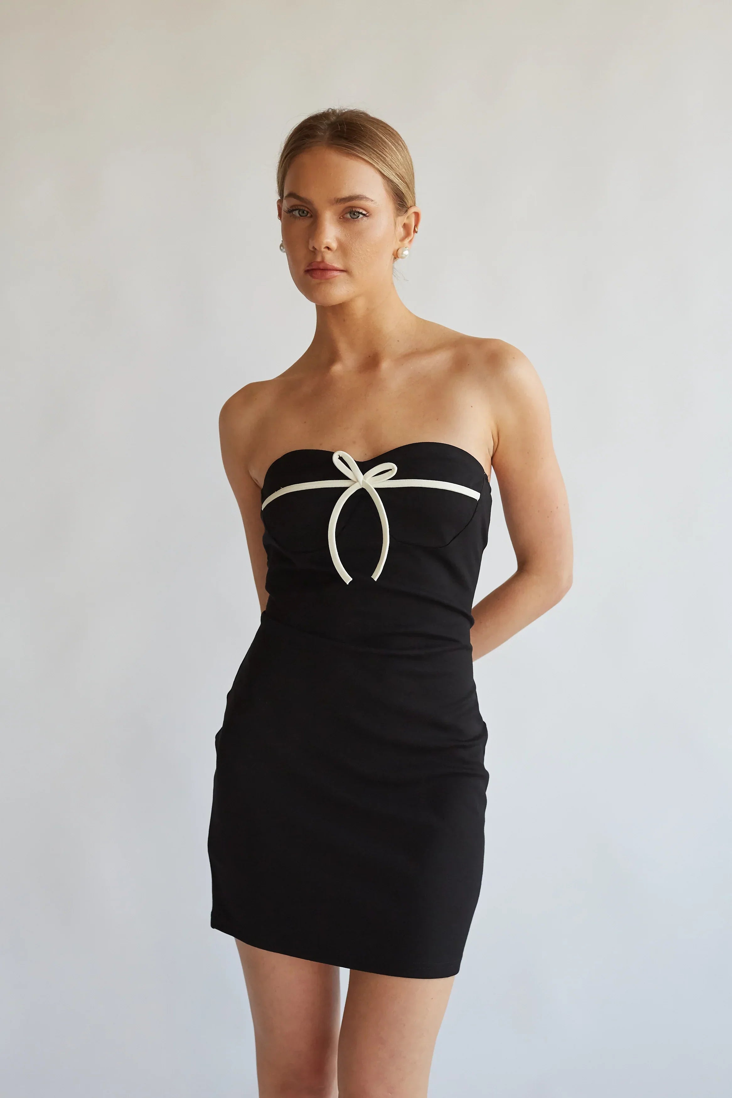 Robe bustier courte et moulante Eloise à nœud