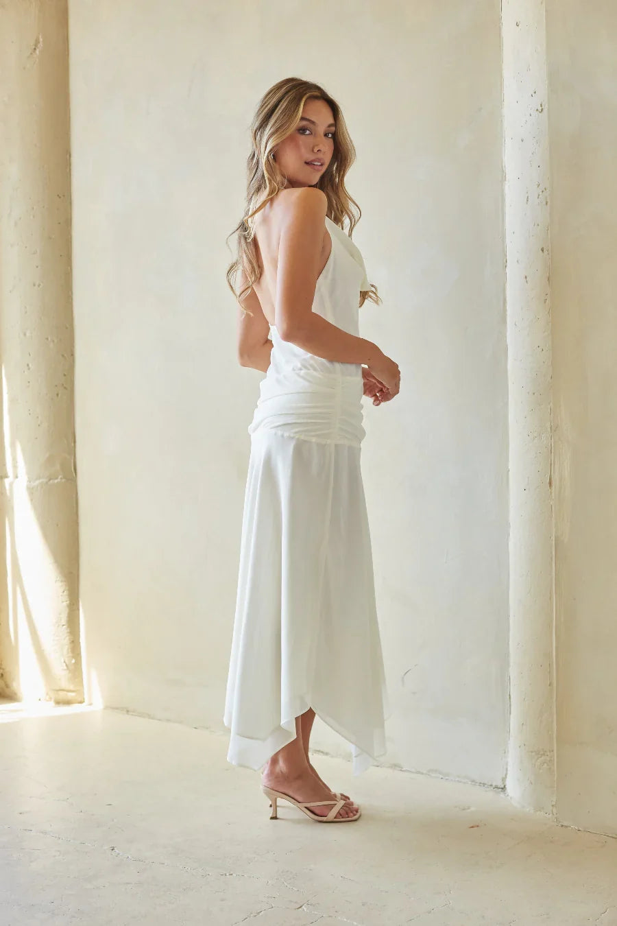 Robe midi Cora Chiffon à dos nu