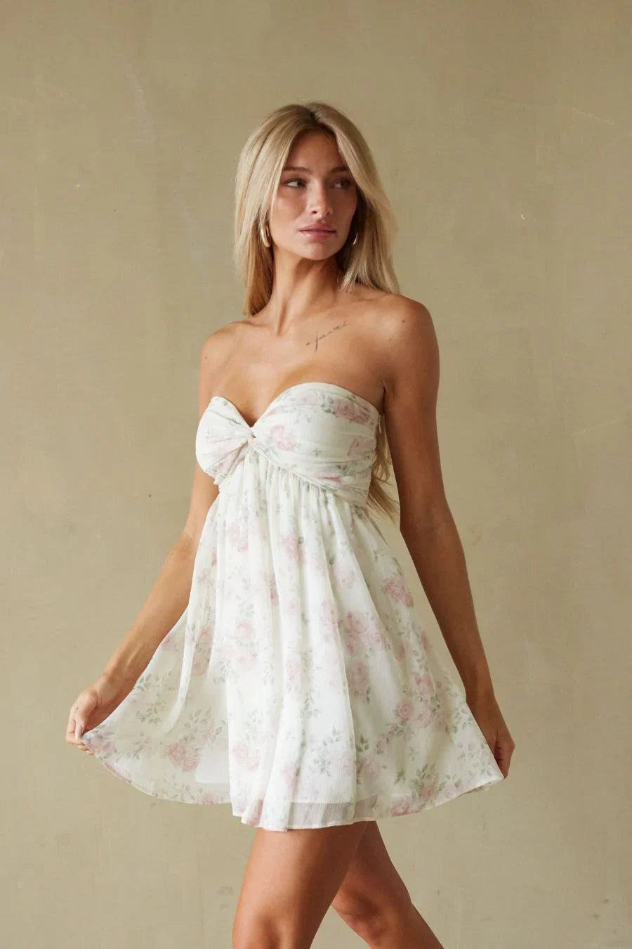 Mini-robe fleurie à torsade Rose