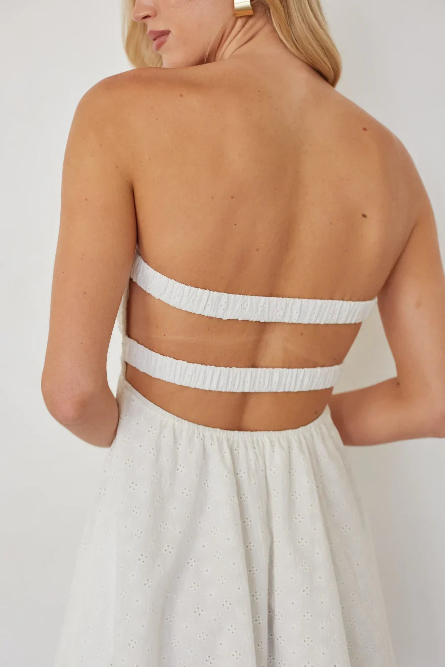 Mini-robe Mairella avec œillets et torsade sur le devant