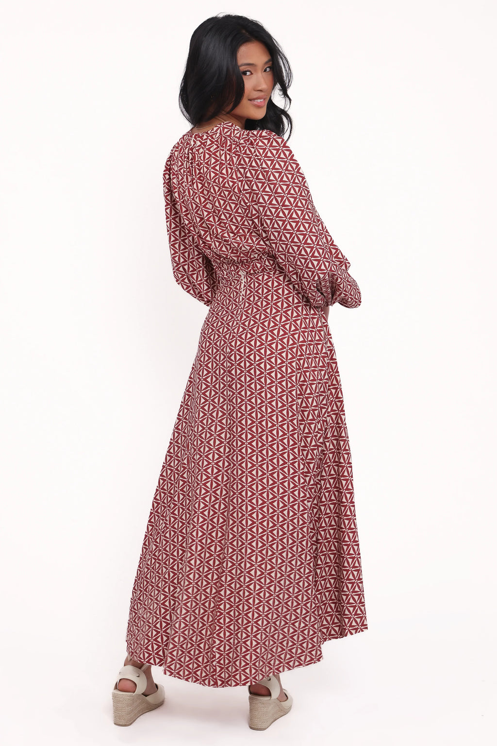 Robe midi Ginnee à manches bouffantes et découpes – Motif géométrique marron