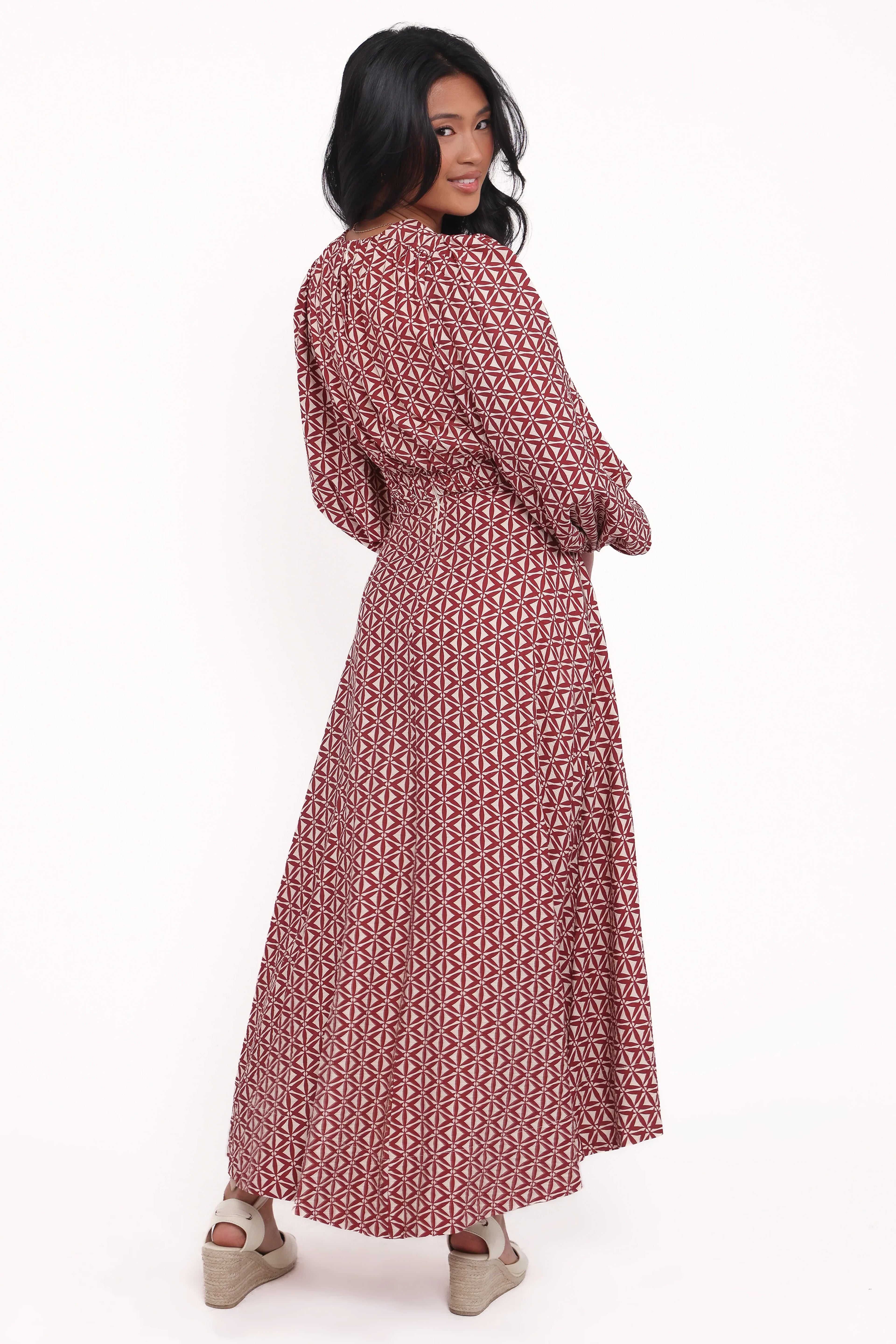 Robe midi Ginnee à manches bouffantes et découpes – Motif géométrique marron