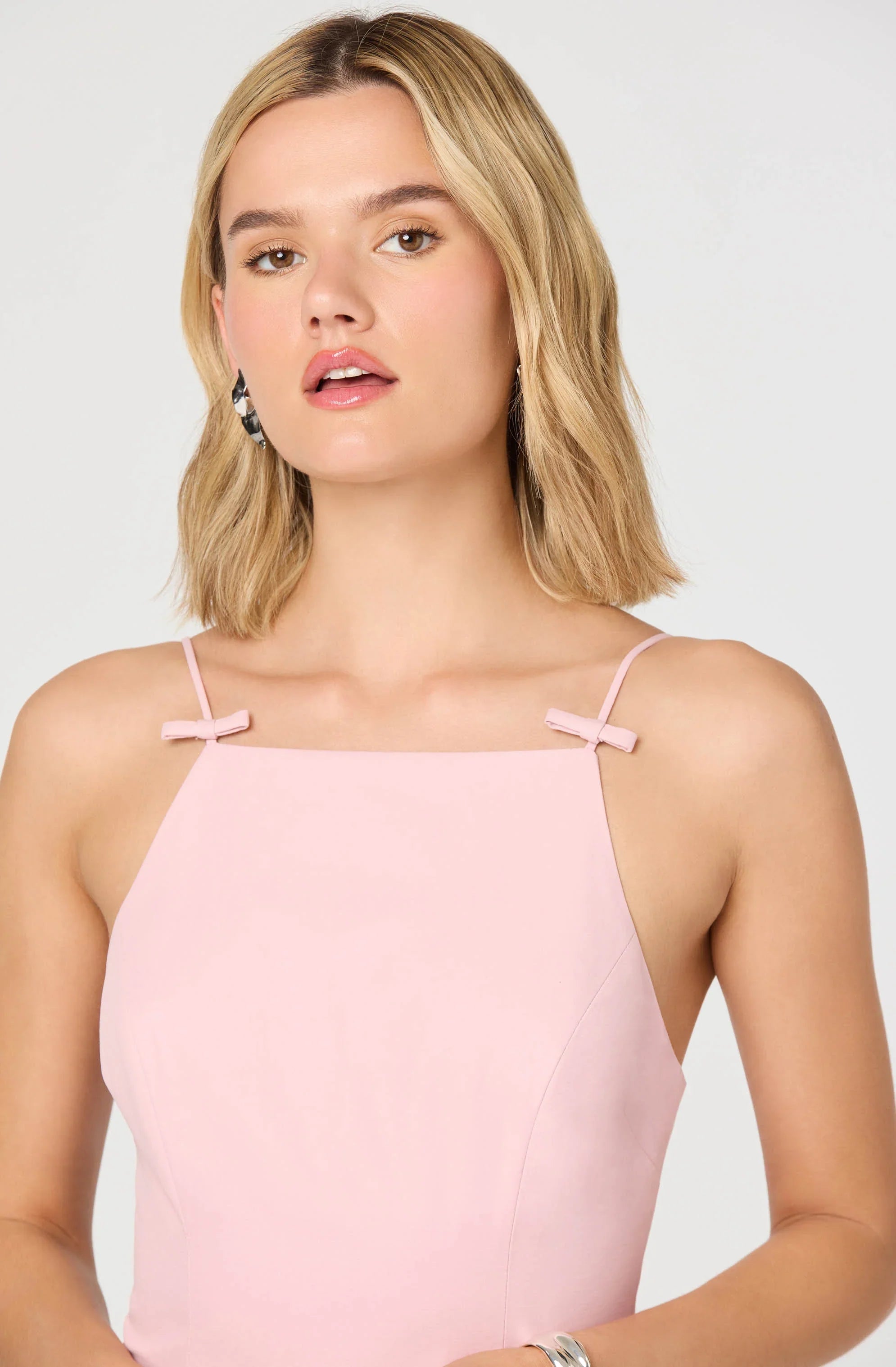 Robe Tionna courte à col tablier, ornée d'un nœud et à la coupe "bubble"